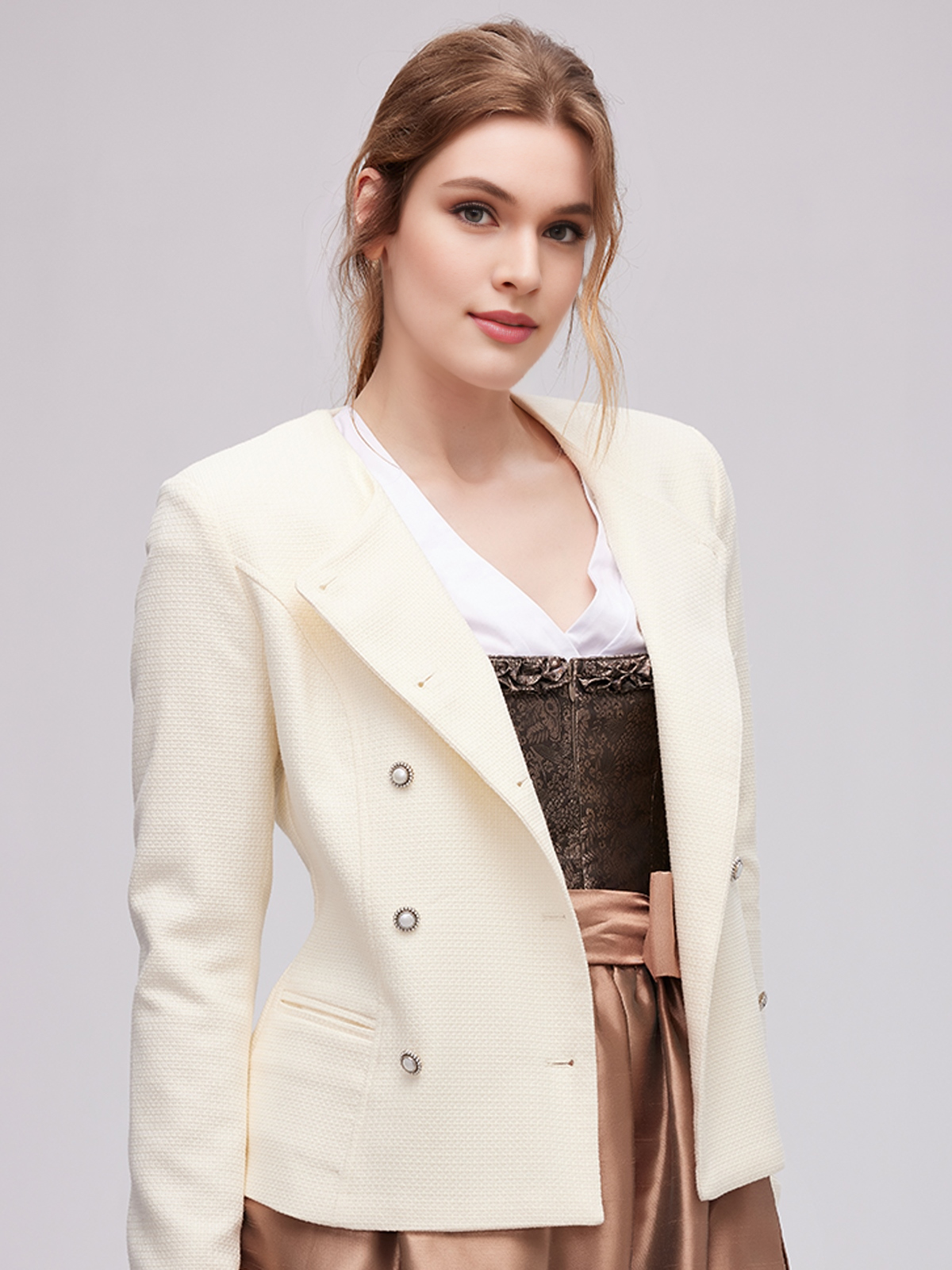 Dunkelblaues Dirndl Samt mit modernen Accessoires