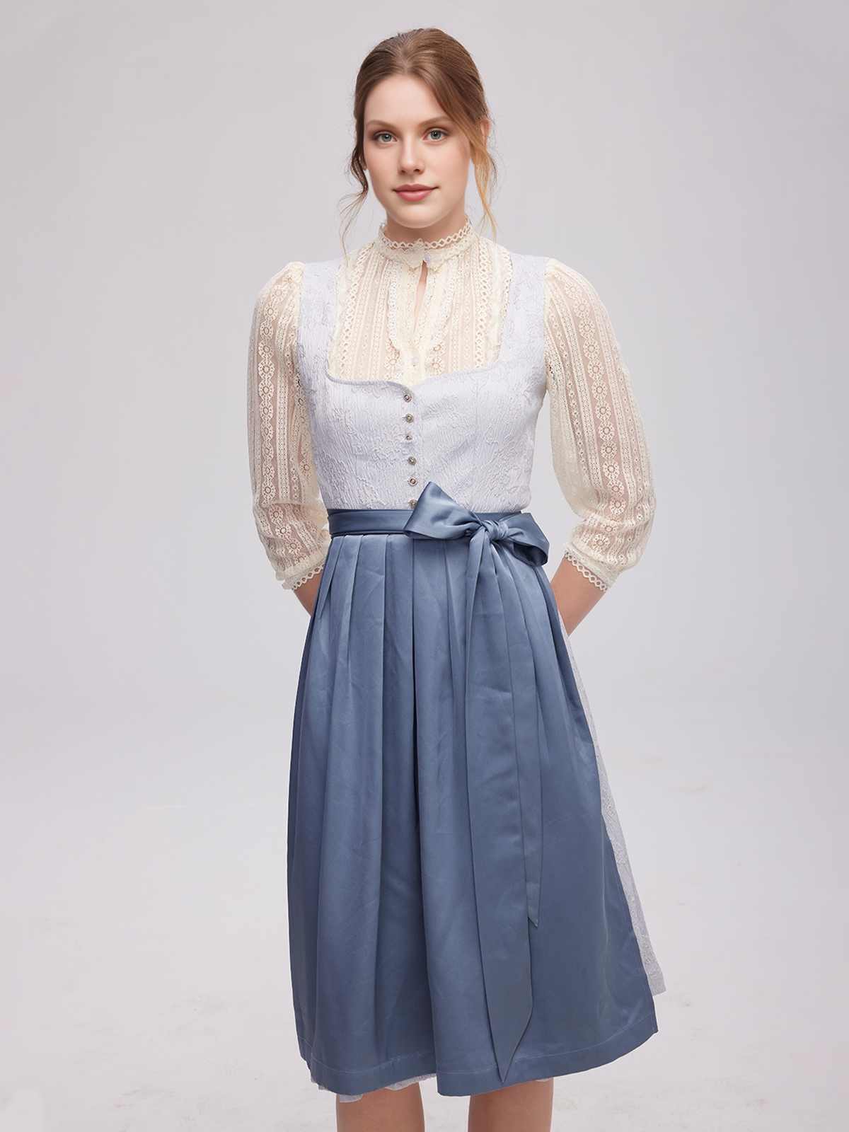 Dirndl in Blau – ein Kontrast zu Braun/Beige