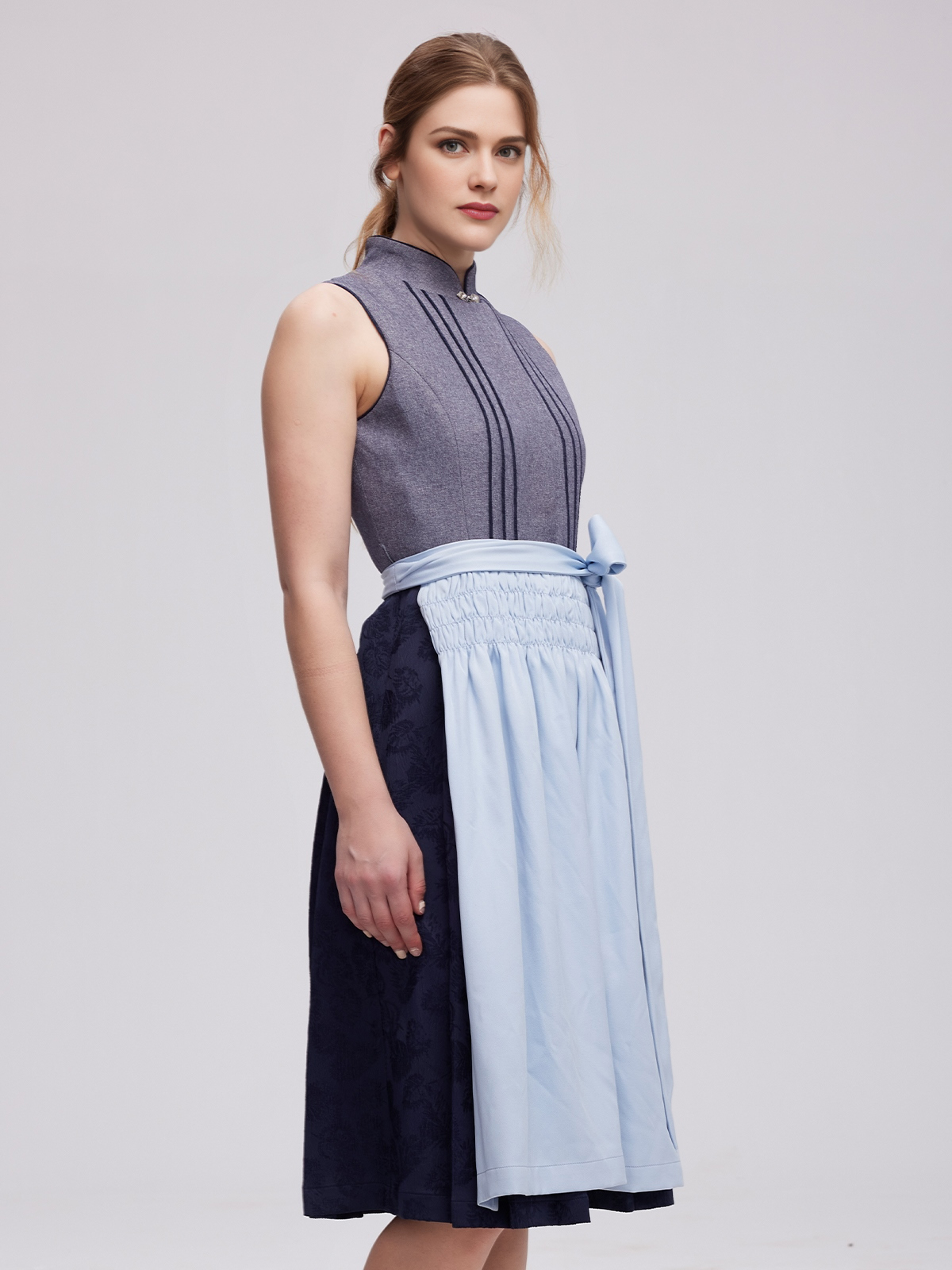 Dirndl in Grau – ein stilvoller Kontrast zu Orange Samt