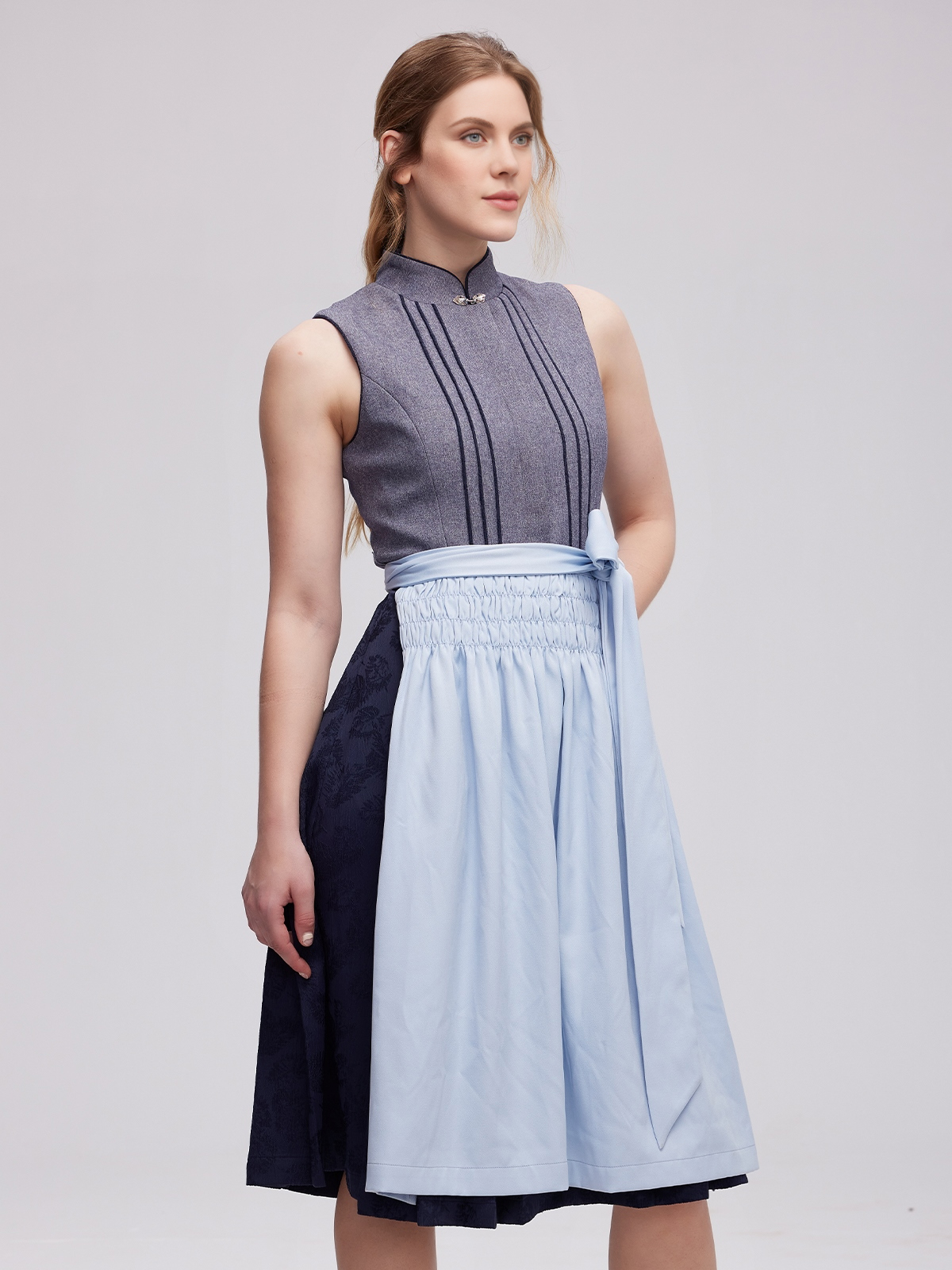 Schlichtes Dirndl in Grau