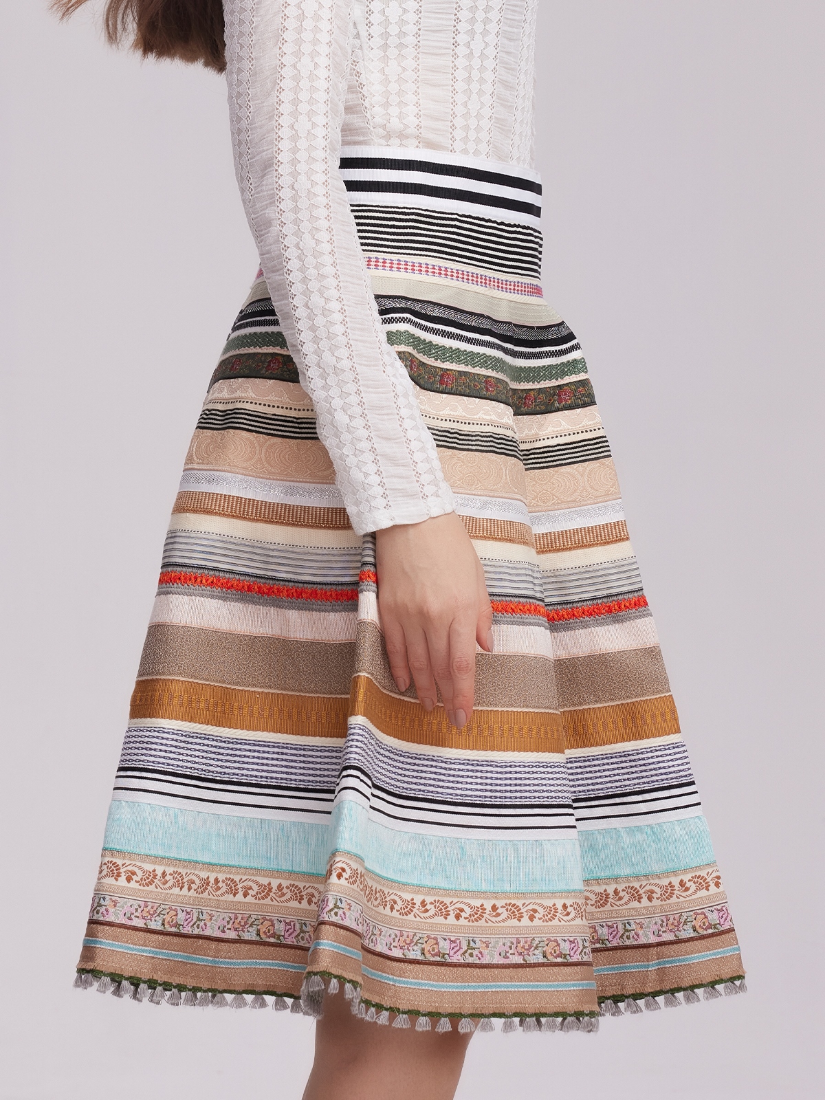 Dirndl-Stil mit gelber Bluse